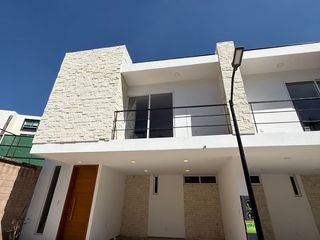 APROVECHA HERMOSA CASO CON EXCELENTE UBICACIÓN Y PANELES SOLARES