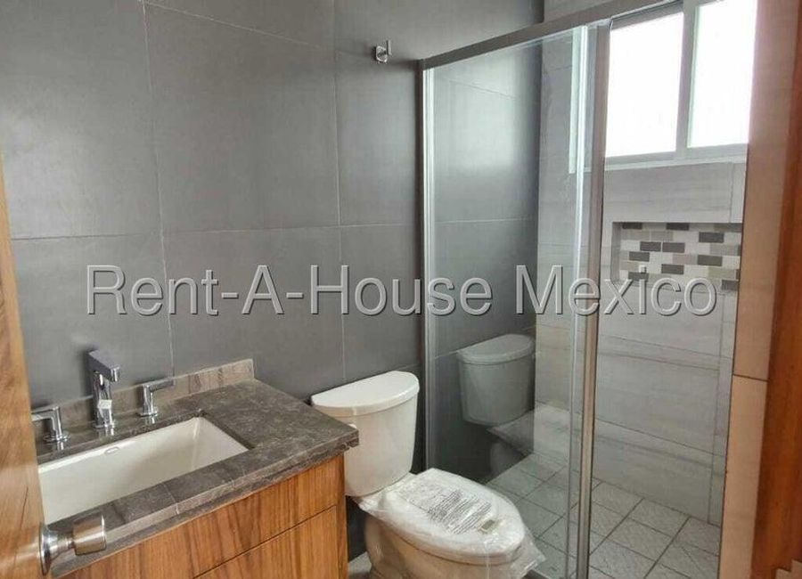 House for Sale on Andador Altus Street, Lago Esmeralda RG 26-278 ...