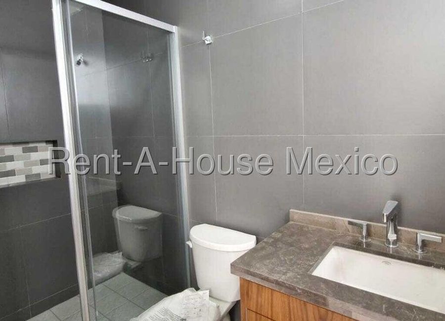 House for Sale on Andador Altus Street, Lago Esmeralda RG 26-278 ...