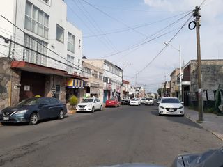 Local Comercial en Av. Santa Cruz del Monte, Naucalpan con afluencia constante