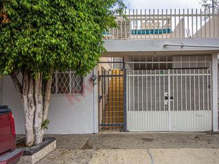 Oportunidad Única: Casa en Venta a una Cuadra de Salvador Nava, 5 Recámaras