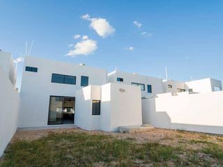 Se renta casa de 2 plantas  en Privada Sevilla Norte de Merida