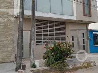 Renta de casa en calle Alcatraces, entre calles Casuarinas y Jacarandas, Col. Fovissste, 3era Etapa, en Coatzacoalcos, Veracruz.