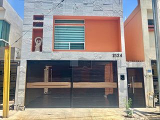 Casa sola en renta en Viejo Roble, San Nicolás de los Garza, Nuevo León