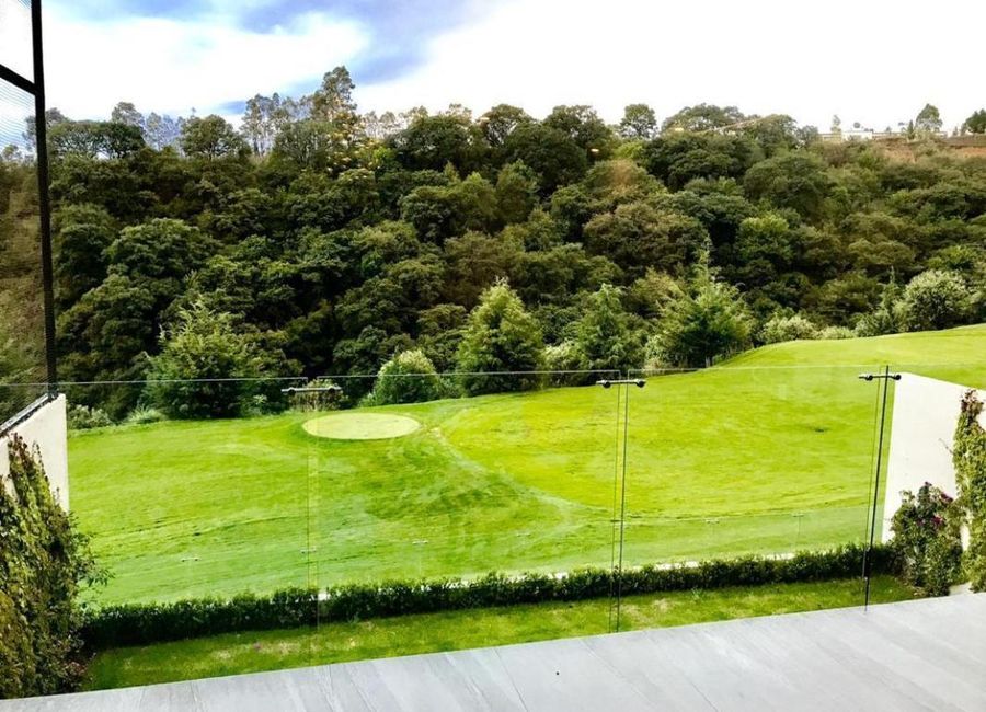 Junto al Campo de Golf ejecutivo de Bosque Real Casa en Venta