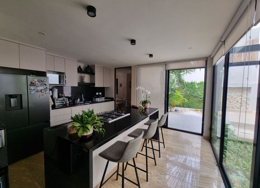 EN RENTA TOWNHOUSE SEMIAMUEBLADO EN MONTES DE AMÉ, MÉRIDA