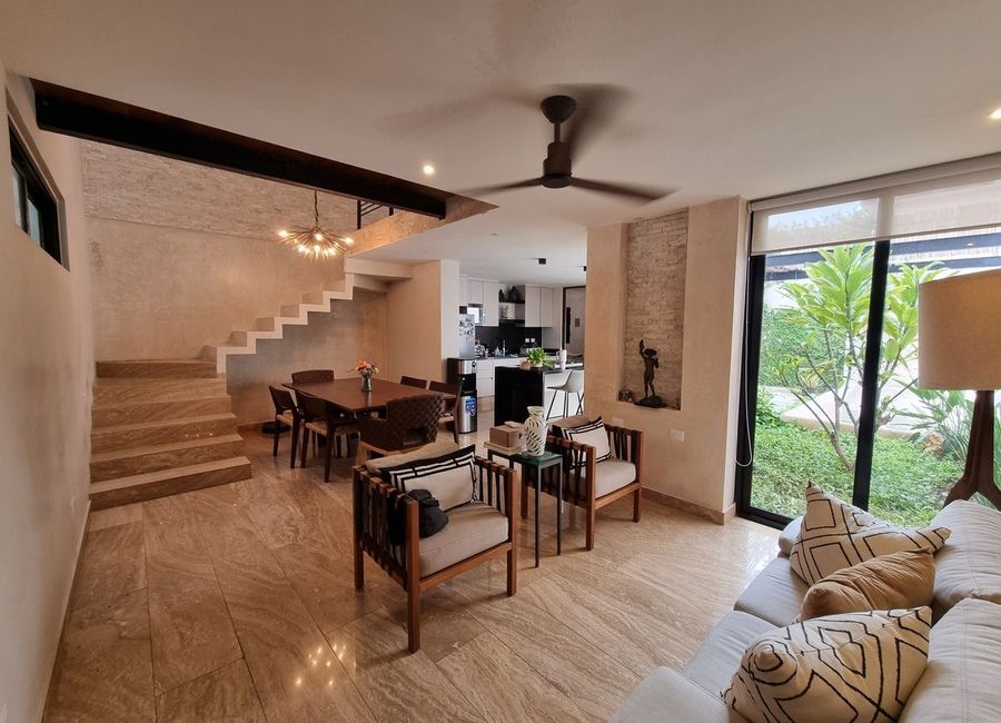 EN RENTA TOWNHOUSE SEMIAMUEBLADO EN MONTES DE AMÉ, MÉRIDA