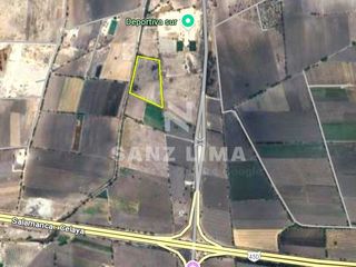 Carr. a Juventino Rosas: Terreno propio para industria, bodega o almacenamiento.