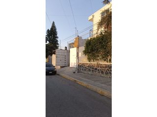 Se vende salón de fiestas en avenida transitada, local y 6 departamentos