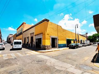 CASA HABITACIONAL Y CON LOCALES COMERCIALES EN VENTA