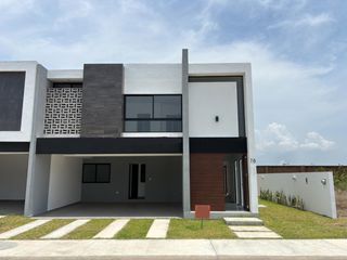 Casa en VENTA con estancia de TV, jardin y cuarto de servicio, Fracc. Punta Tiburon