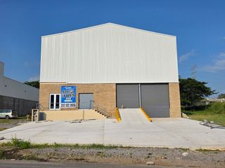 Nueva y amplia bodega en renta en excelente zona comercial de la ciudad de Colim
