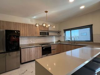 Townhouse venta Uptown, Colonial. Cerca Vía Rápida, Colinas de Agua Caliente