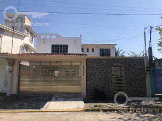 Casa de 2 niveles en venta ubicada en Col. María de la Piedad, en Coatzacoalcos, Veracruz
