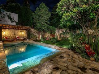 Residencia colonial moderna privada con amplios jardines en el Centro Histórico
