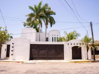 CASA EN VENTA EN COL. MÉXICO NTE CON AMPLIO TERRENO, 3 HAB, ALBERCA Y PANELES