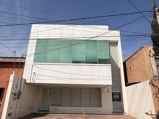Edificio a unos pasos de Ave Universidad