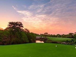 En venta terreno en privada Kutz en el Yucatán Country Club.