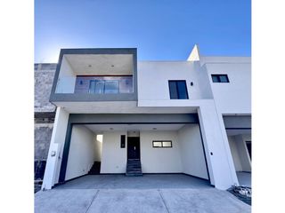Casa en venta doble altura en Solana Residencial en Cumbres Garcia