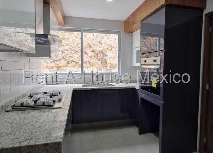 House for Sale on Andador Altus Street, Lago Esmeralda RU 26-278 ...