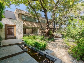 Residencia excepcional en doble terreno con dos frentes independientes, rodeada de naturaleza y diseñada para vivir y recibir con absoluta privacidad.