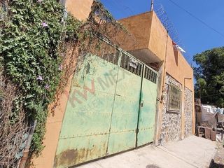 Terreno en venta en Lomas del Cuatro | 237 m² con construcción en obra gris