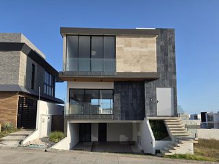 Casa en Venta Punta Tiburon / de 3 niveles