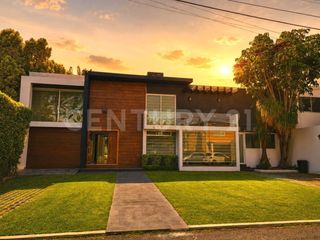 Increíble casa en Fracc. Xochicalli de 6 recámaras y amplio jardín