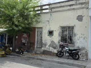 Col. Independencia -  Casa en venta para acondicionar o demoler.