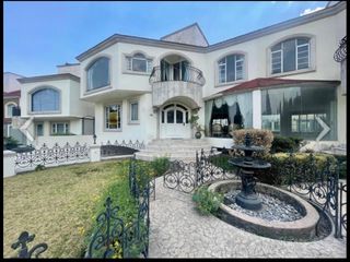 Casa en exclusiva privada dentro de lomas Country Club