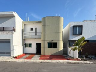 Casa en Venta 4 recámaras y alberca Lomas de la Rioja