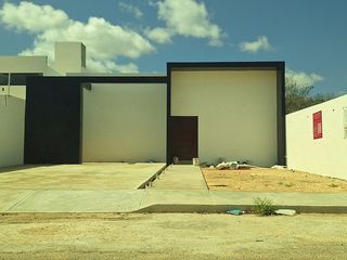 Casa de 1 Planta con 700 m² de Terreno, 3 Recámaras y Alberca en Venta en Cholul