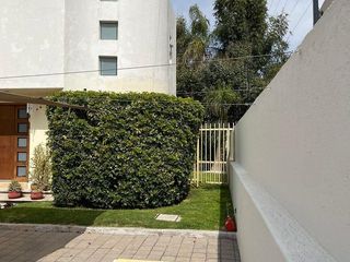 Casa de dos plantas con jardín en Jurica