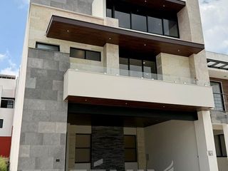 Exclusiva residencia con diseño moderno, roof garden- Fracc. Las Palomas