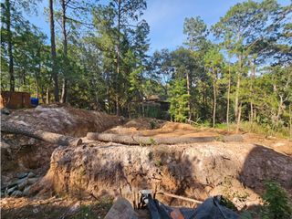 Bonito terreno en zona de bosque con materiales de construccion