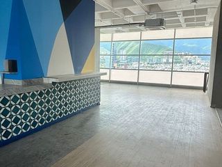 Oficina en venta de 120m2 en PB edificio corporativo en Valle Oriente