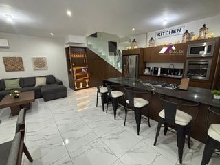 RENTA de Casa AMUEBLADA de 3 Niveles con ROOF GARDEN en CUMBRES ELITE PREMIER, SECTOR OLIMPO.