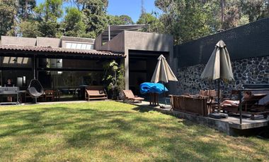 VENTA DE CASA EN AVANDARO, VALLE DE BRAVO CON JARDIN Y ALBERCA
