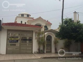 Venta de Bonita Casa en Francisco. Tellez, Col. Playa Sol