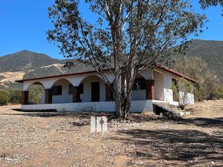 CASA EN VENTA EN VALLE DE GUADALUPE CON TERRENO DE 7,650 M²