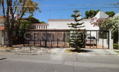Casa En Venta En La Fraccionamiento Verde Valle, Guadalajara.