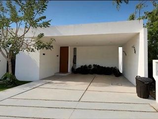 PRECIOSA CASA DE UNA PLANTA EN PRIVADA CON AMENIDADES AL NORTE DE MERIDA