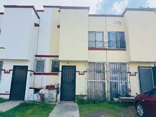 Casa en Renta en Real del Valle, amueblada, enfrente del parque