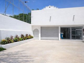 Local comercial en Avenida principal en Amalia Solozarno, Merida