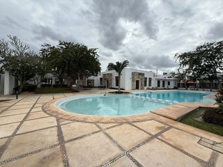 CASA EN VENTA | 4 recámaras + cuarto de servicio | Frente a Casa Club
