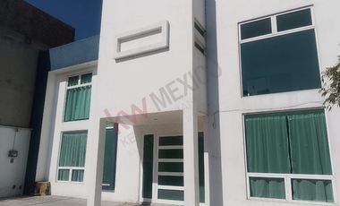 Venta de Casa en Toluca, Comercios y servicios,