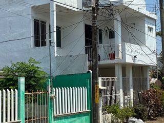 Casa con departamento en planta alta.