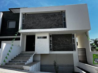 Casa en venta Chimborazo Juriquilla | 3 plantas + sótano
