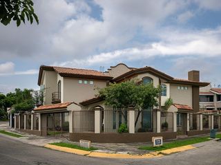 Casa en venta, Ciudad Bugambilias primera sección, en esquina, excelente estado