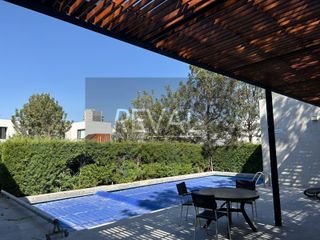 Casa con roof garden y cuarto de servicio en Juriquilla Santa Fé en Renta